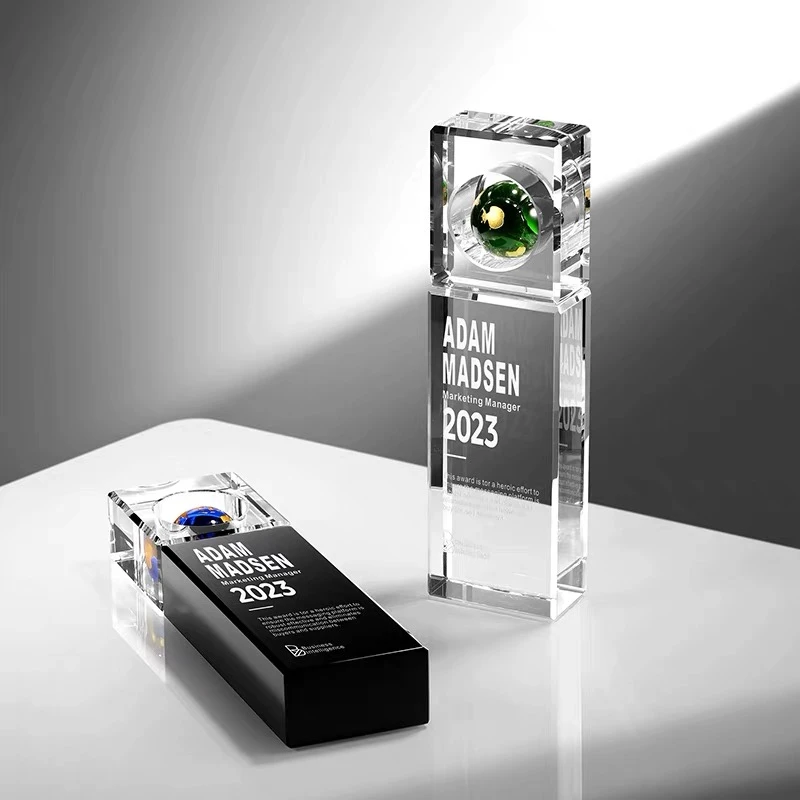 Indgraveret Crystal Globe Trophy